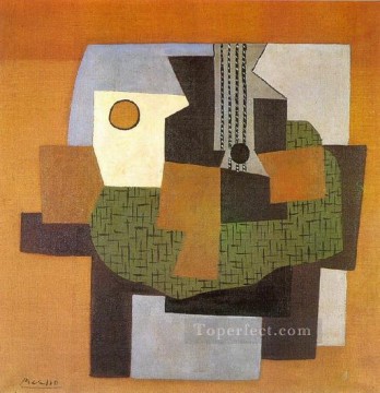 Compotier de guitarra y pintura sobre una mesa 1921 Pablo Picasso Pinturas al óleo